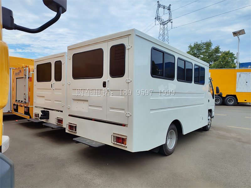 出口型五十铃运兵车:安全高效的移动堡垒