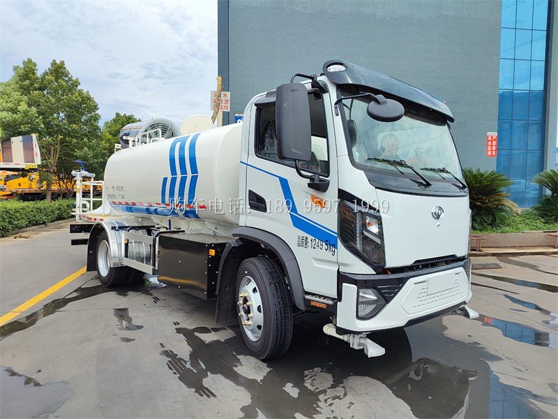 程力壹为8.3方纯电动雾炮喷雾机洒水车：绿色清洁新力量