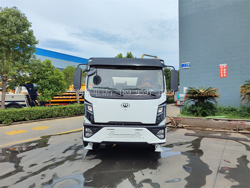 程力壹为8.3方纯电动雾炮喷雾机洒水车:绿色清洁新力量