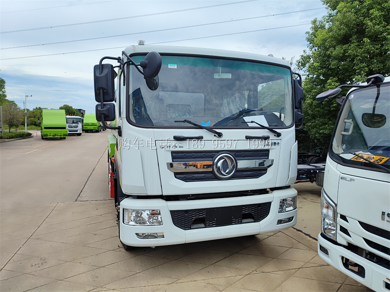 东风大多利卡14方D9绿化喷洒车:城市绿色守护者