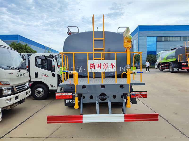 东风大多利卡14方D9绿化喷洒车:城市绿色守护者