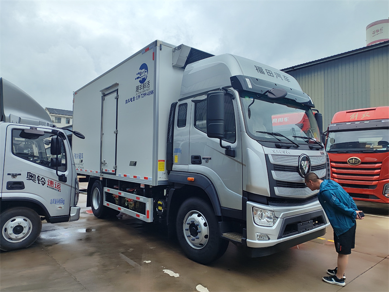 福田欧航康明斯240马力鲜活鱼冷藏运输车：鱼鲜之旅的护航者