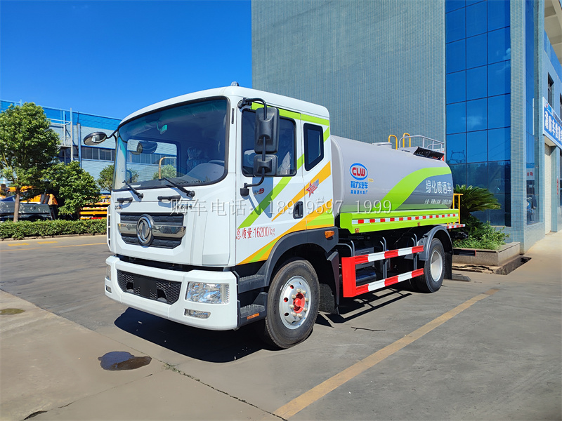 东风大多利卡D9洒水车：城市的灵动清泉